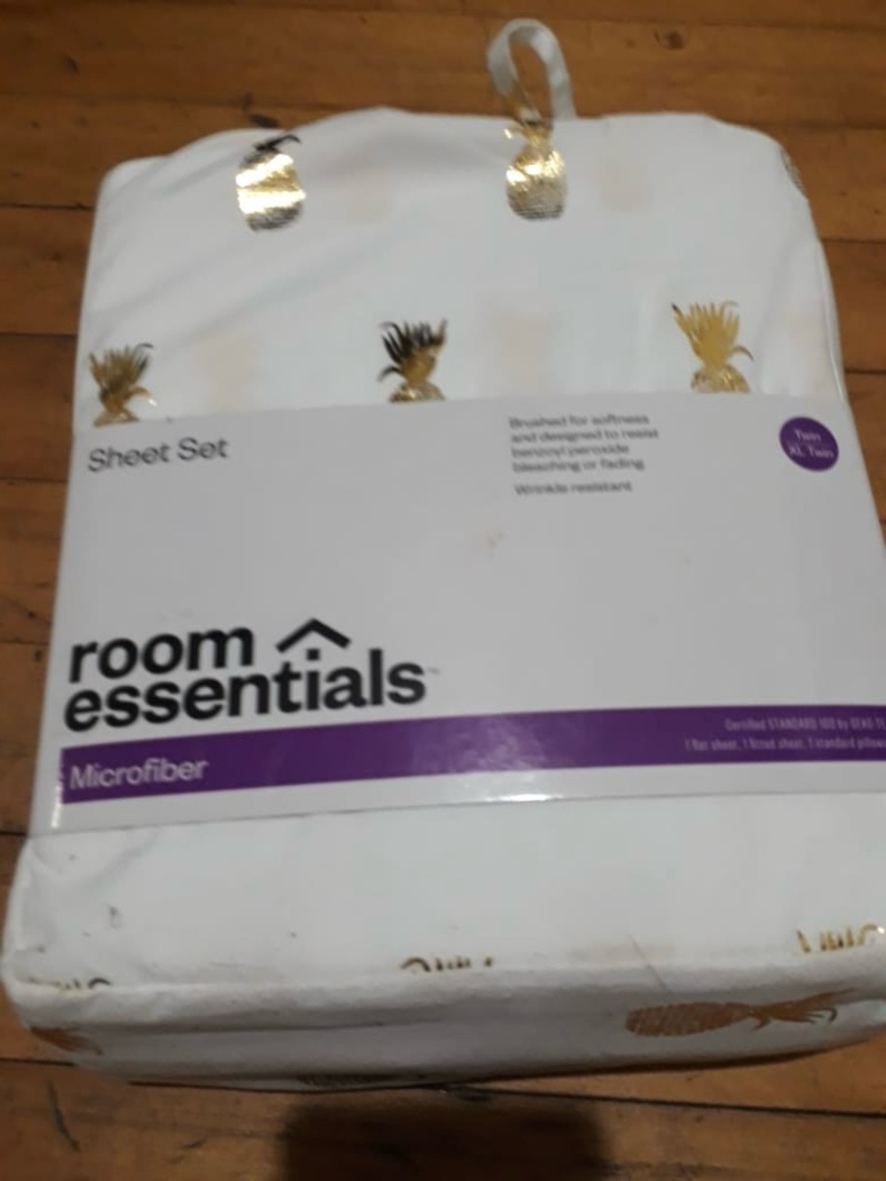 Room Essentials White Sheet Set with Gold Pineapple Print